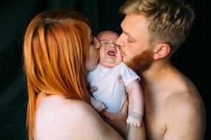 família feliz em um fundo preto foto