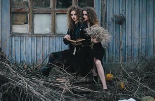 duas bruxas vintage reunidas na véspera do halloween foto
