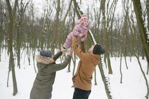 pai e mãe com uma filha no parque foto