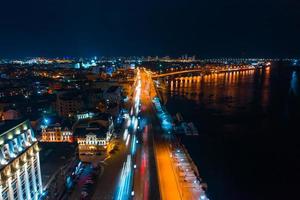 estrada à noite na cidade moderna. vista aérea da cidade foto