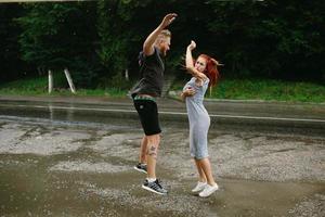 lindo casal na chuva foto