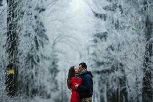 casal andando em um parque de inverno foto