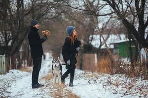 homem e mulher com cachorro andando foto