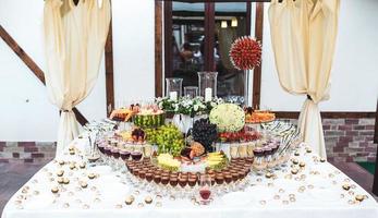 rico buffet, uísque, bourbon, champanhe, vinho e frutas. foto
