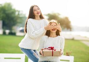 duas lindas meninas e presente foto