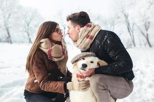 jovem casal se divertindo em winter park foto