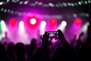 pessoa close-up de gravação de vídeo com smartphone durante um show. foto