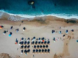 praia com espreguiçadeiras na costa do oceano foto