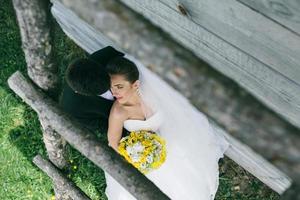 lindo jovem casal de noivos ao ar livre foto