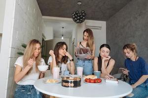 grupo de mulheres na cozinha foto