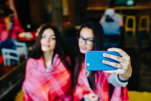 dois amigos íntimos fazem selfie no café foto