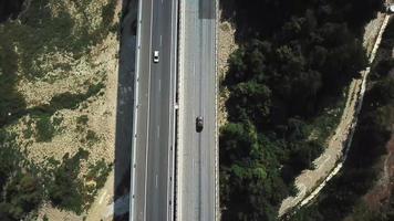 vista aérea da estrada nas montanhas foto