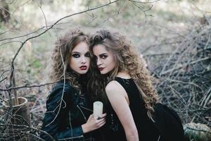 duas bruxas vintage reunidas na véspera do halloween foto