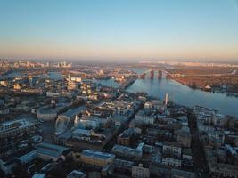 imagens de drones aéreos. panorama de podil em kiev foto