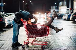 retrato de casal jovem feliz se divertindo. foto