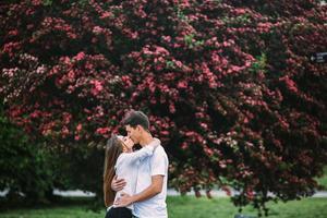 jovem casal feliz apaixonado ao ar livre foto