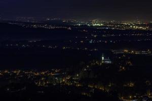 paisagem noturna com igreja foto