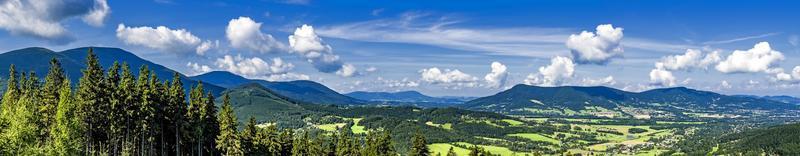 panorama das montanhas de verão foto