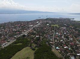 vista aérea da vila de gilimanuk perto do porto e do oceano bali indonésia foto