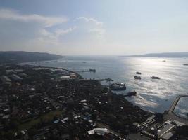 vista aérea do porto em banyuwangi indonésia com balsa no oceano de bali foto