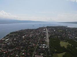 vista aérea da vila de gilimanuk perto do porto e do oceano bali indonésia foto