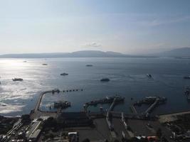 vista aérea do porto em banyuwangi indonésia com balsa no oceano de bali foto