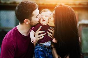 jovem família com uma criança na natureza foto