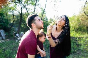 jovem família com uma criança na natureza foto