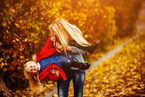 mãe com filha no parque outono foto