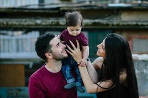 jovem família com uma criança na natureza foto