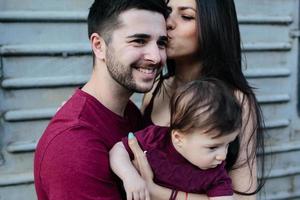 jovem família com uma criança foto