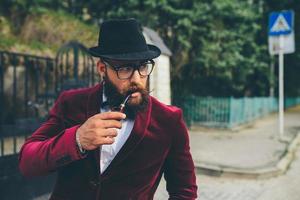 homem rico com barba, pensando em negócios foto