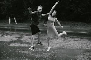 lindo casal na chuva foto