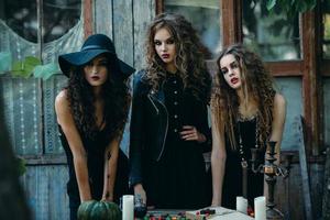 três bruxas na mesa foto