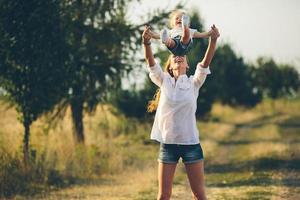 mãe e filha em uma estrada rural foto