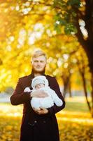 pai e filho recém-nascido no parque outono