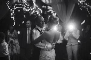 dança de casamento no dia do casamento foto