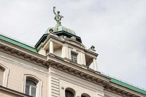 viena, áustria, 2014 estátua de uma mulher em cima de uma casa em viena foto