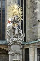 Viena. áustria, 2014. estátua na catedral de st stephens em viena foto