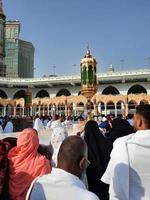 meca, arábia saudita, setembro de 2022 - peregrinos de todo o mundo estão realizando tawaf na masjid al haram em meca. foto