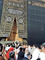 meca, arábia saudita, setembro de 2022 - peregrinos de todo o mundo estão realizando tawaf na masjid al haram em meca. foto