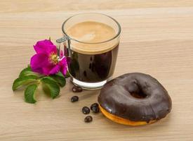 rosquinhas de chocolate em fundo de madeira foto