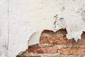 parede danificada de água em uma casa velha. interior do edifício de danos causados pela água. casa de parede quebrada. foto