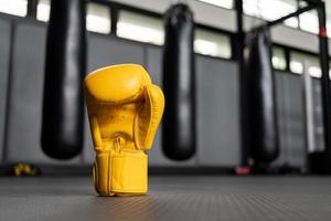 luvas de boxe amarelas na academia de ginástica. foto