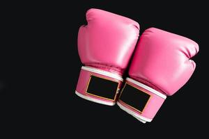 luvas de boxe rosa para luta de menina e mulher com espaço de cópia em fundo escuro. foto