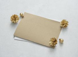 maquete para uma carta ou um convite de casamento com ramos de eucalipto de folhas de ouro. foto