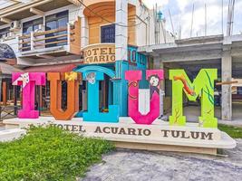 tulum quintana roo méxico 2022 grande letreiro colorido escrevendo tulum magico no méxico. foto