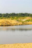 lago rio água praia e areia colina floresta natureza alemanha. foto