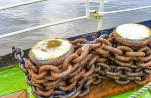 detalhes equipamentos âncora doca guiador mastro navios barcos bremerhaven alemanha. foto