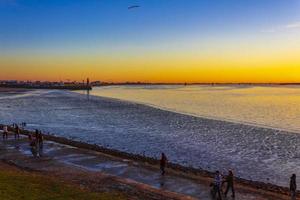 lindo colorido pôr do sol dourado costa do mar do norte bremerhaven para nordenham. foto